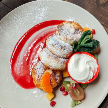 Naneli ve ekşi kremalı peynirli kek. Tatlı nefis.