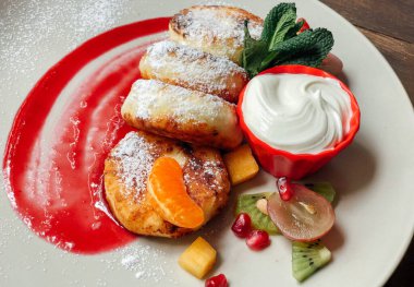 Naneli ve ekşi kremalı peynirli kek. Tatlı nefis.