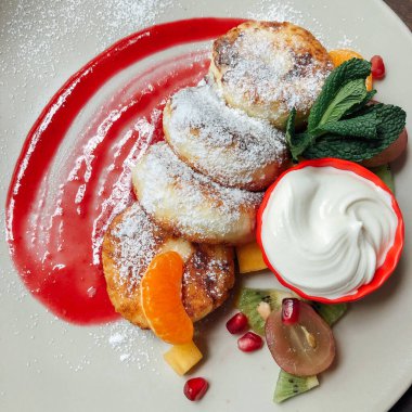 Naneli ve ekşi kremalı peynirli kek. Tatlı nefis.