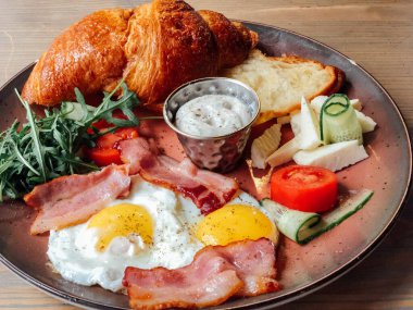 Naneli ve ekşi kremalı peynirli kek. Tatlı nefis.