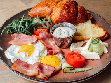 Naneli ve ekşi kremalı peynirli kek. Tatlı nefis.