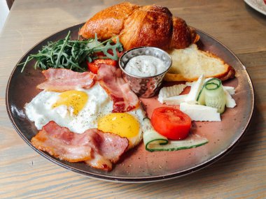 Naneli ve ekşi kremalı peynirli kek. Tatlı nefis.