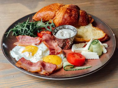 Naneli ve ekşi kremalı peynirli kek. Tatlı nefis.