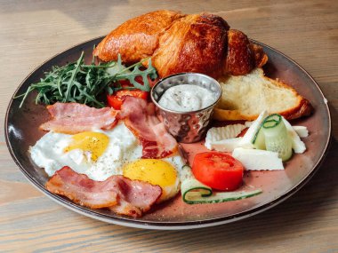 Naneli ve ekşi kremalı peynirli kek. Tatlı nefis.