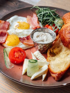 Naneli ve ekşi kremalı peynirli kek. Tatlı nefis.