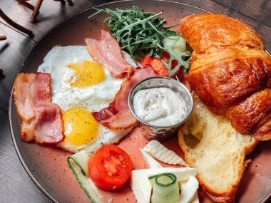 Naneli ve ekşi kremalı peynirli kek. Tatlı nefis.