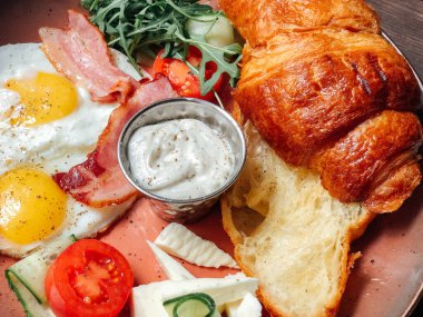 Naneli ve ekşi kremalı peynirli kek. Tatlı nefis.