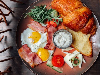 Naneli ve ekşi kremalı peynirli kek. Tatlı nefis.