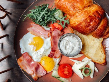 Naneli ve ekşi kremalı peynirli kek. Tatlı nefis.