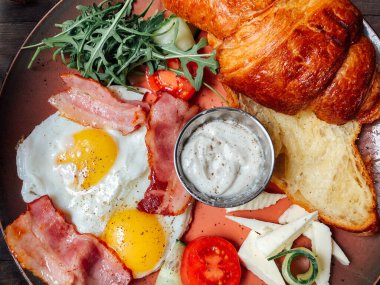 Naneli ve ekşi kremalı peynirli kek. Tatlı nefis.