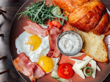 Naneli ve ekşi kremalı peynirli kek. Tatlı nefis.