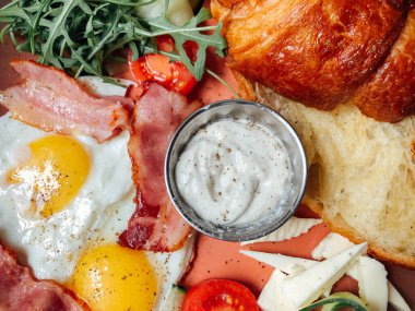 Naneli ve ekşi kremalı peynirli kek. Tatlı nefis.