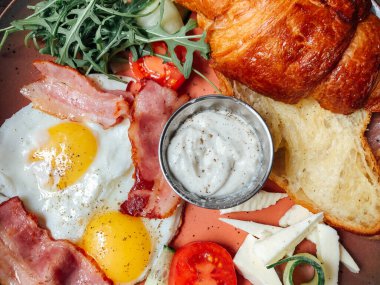 Naneli ve ekşi kremalı peynirli kek. Tatlı nefis.