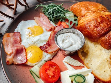 Naneli ve ekşi kremalı peynirli kek. Tatlı nefis.