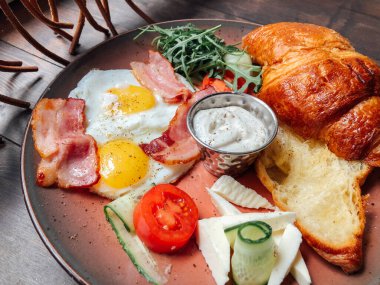 Naneli ve ekşi kremalı peynirli kek. Tatlı nefis.