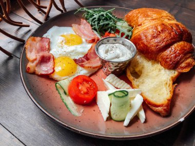 Naneli ve ekşi kremalı peynirli kek. Tatlı nefis.