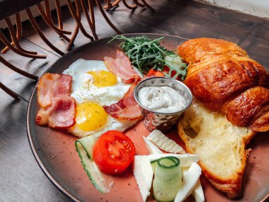 Naneli ve ekşi kremalı peynirli kek. Tatlı nefis.