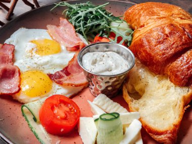 Naneli ve ekşi kremalı peynirli kek. Tatlı nefis.