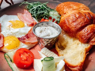 Naneli ve ekşi kremalı peynirli kek. Tatlı nefis.