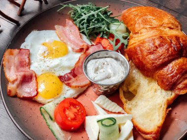 Naneli ve ekşi kremalı peynirli kek. Tatlı nefis.