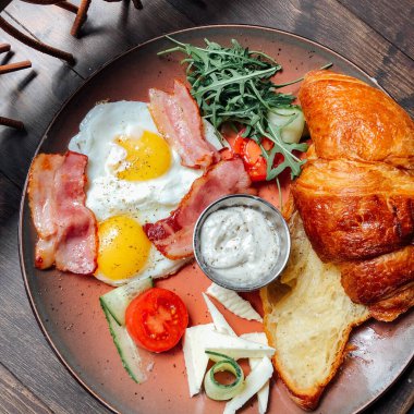 Naneli ve ekşi kremalı peynirli kek. Tatlı nefis.