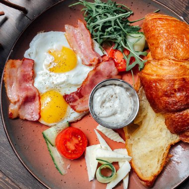 Naneli ve ekşi kremalı peynirli kek. Tatlı nefis.