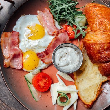 Naneli ve ekşi kremalı peynirli kek. Tatlı nefis.