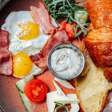 Naneli ve ekşi kremalı peynirli kek. Tatlı nefis.