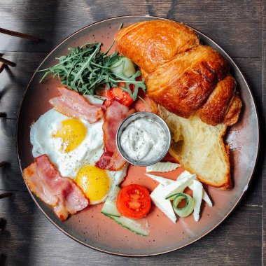 Naneli ve ekşi kremalı peynirli kek. Tatlı nefis.