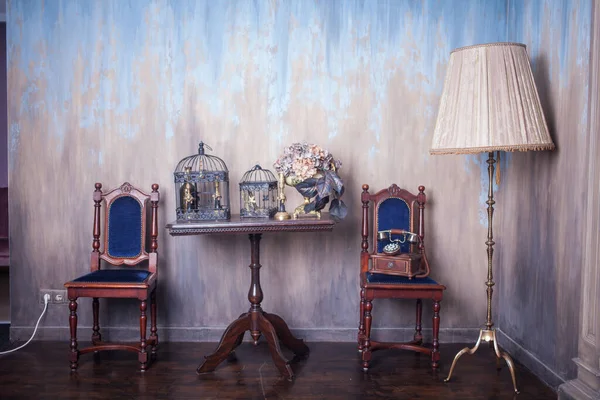 Retro telefon ve yer lambasıyla stüdyo. Vintage iç mimari 