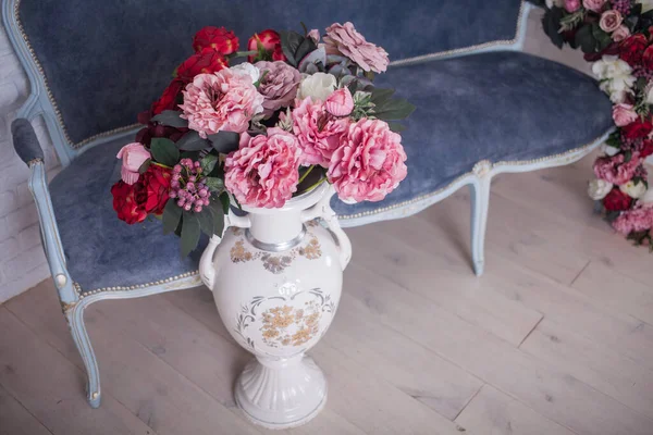 Silla Madera Vieja Con Decoración Floral Diseño Interiores Lujo —  Fotos de Stock