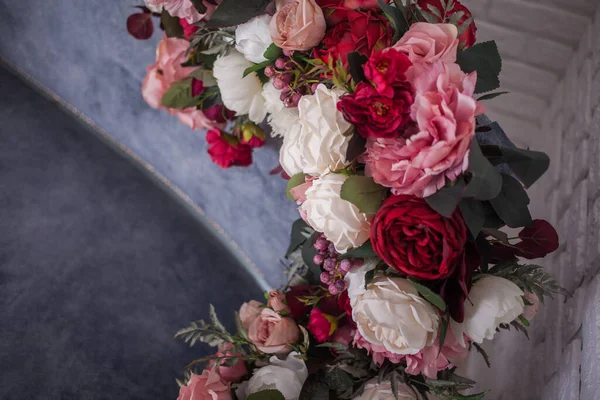 Çiçekli eski ahşap sandalye, lüks iç tasarım.