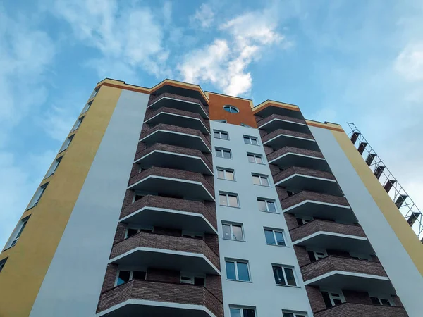 Modern Appartementencomplex Zonnige Dag Met Een Blauwe Lucht Voorzijde Van — Stockfoto