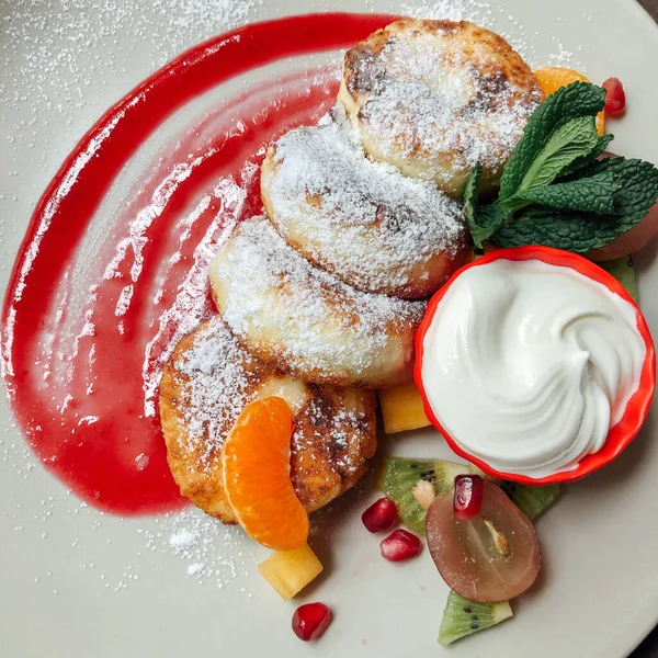 Naneli ve ekşi kremalı peynirli kek. Tatlı nefis.