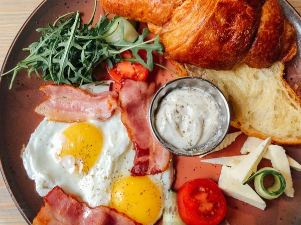 Naneli ve ekşi kremalı peynirli kek. Tatlı nefis.