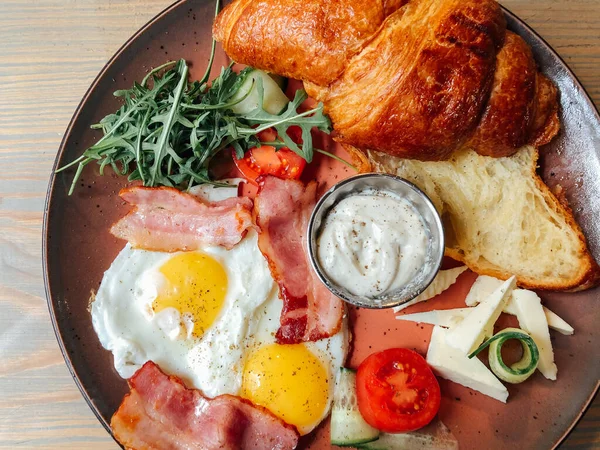 Naneli ve ekşi kremalı peynirli kek. Tatlı nefis.