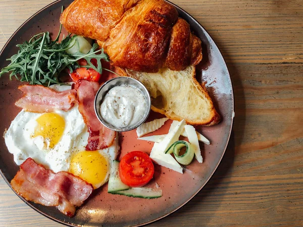 Naneli ve ekşi kremalı peynirli kek. Tatlı nefis.