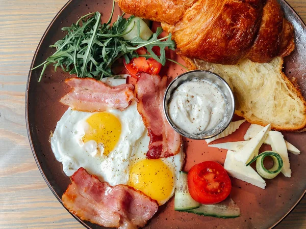 Naneli ve ekşi kremalı peynirli kek. Tatlı nefis.