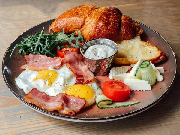 Naneli ve ekşi kremalı peynirli kek. Tatlı nefis.