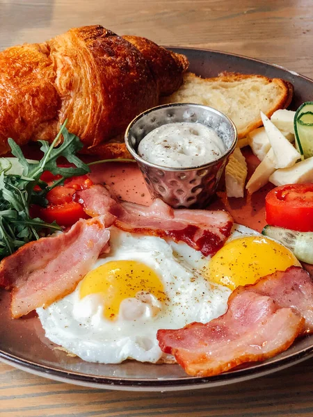 Naneli ve ekşi kremalı peynirli kek. Tatlı nefis.