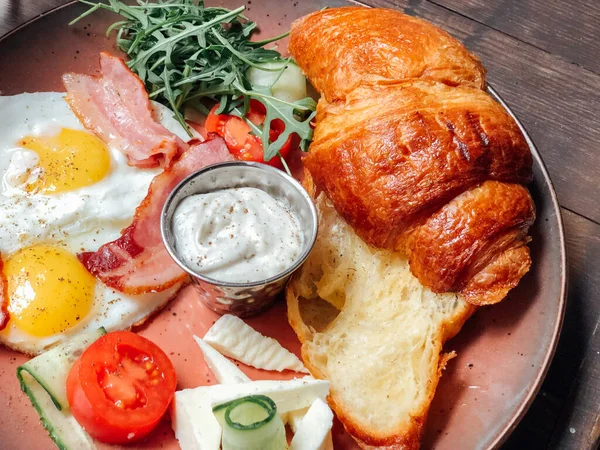 Naneli ve ekşi kremalı peynirli kek. Tatlı nefis.