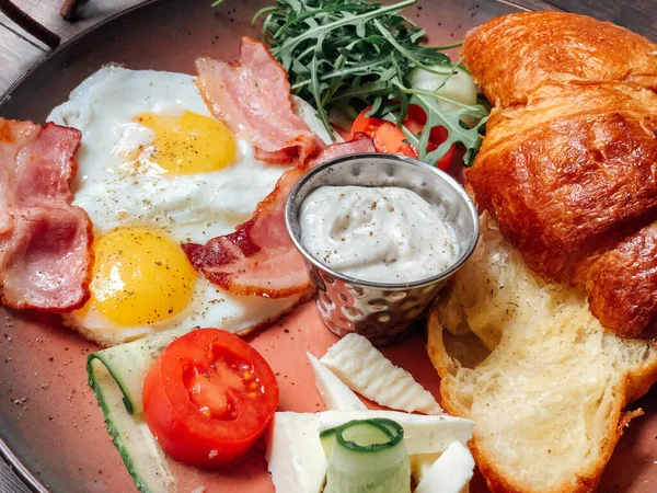 Naneli ve ekşi kremalı peynirli kek. Tatlı nefis.