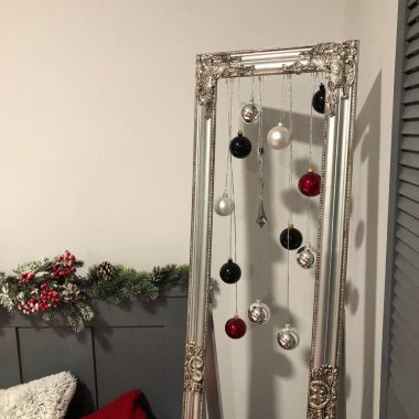 Noel 'de dekore edilmiş yatak odası. İçi aydınlık, Yeni Yıl ağacı oyuncaklar ve çelenklerle süslenmiş