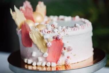 Tatlı beyaz tereyağlı pasta ve gül çiçekleri