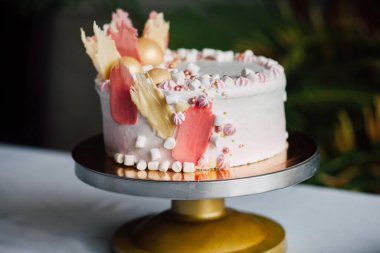 Tatlı beyaz tereyağlı pasta ve gül çiçekleri