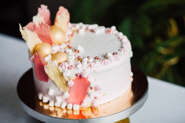 Tatlı beyaz tereyağlı pasta ve gül çiçekleri