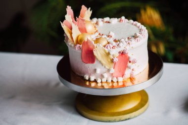 Tatlı beyaz tereyağlı pasta ve gül çiçekleri