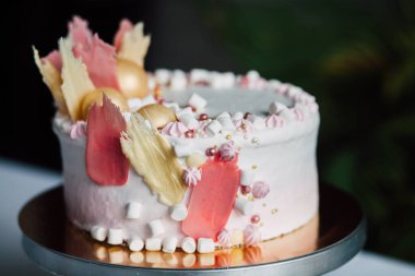 Tatlı beyaz tereyağlı pasta ve gül çiçekleri