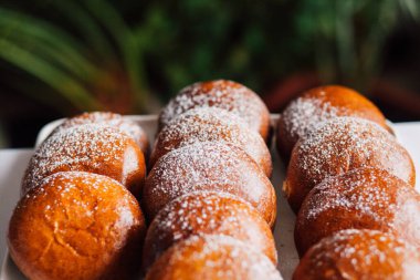 Beyaz masa arkaplanındaki bir tabakta süzme peynirli çörek.