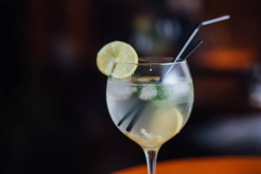 Taze buzlu meyve suyu ahşap bir masada, yakın plan.